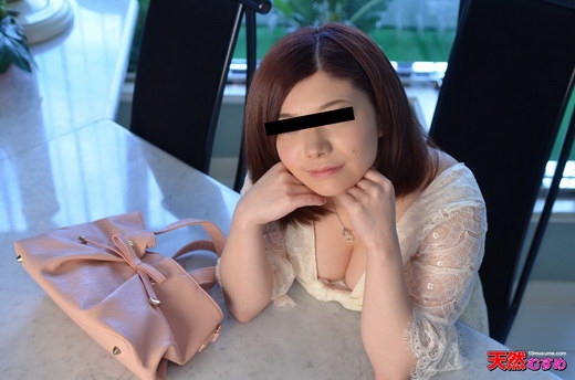 目が釘付け！水着からはみ出る爆乳 桜井杏奈