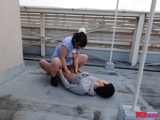 Hカップの潮吹き娘ビルの屋上でおもらし 加護あんな