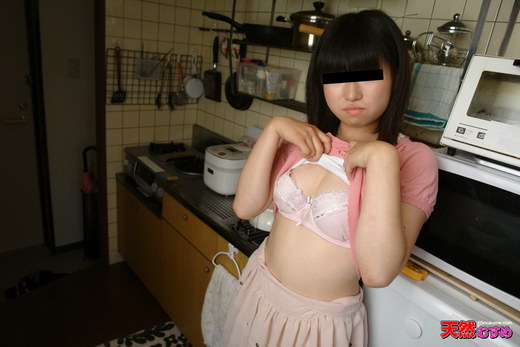出会い系で知り合った男性と自宅でAV撮影 内田涼子